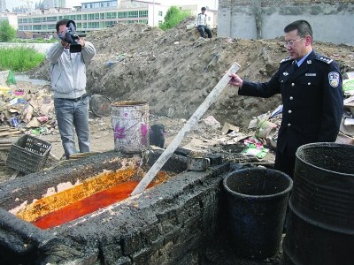 出售地沟油的黑窝点,现场查获加工好的成品地沟油24桶,数量在5吨左右