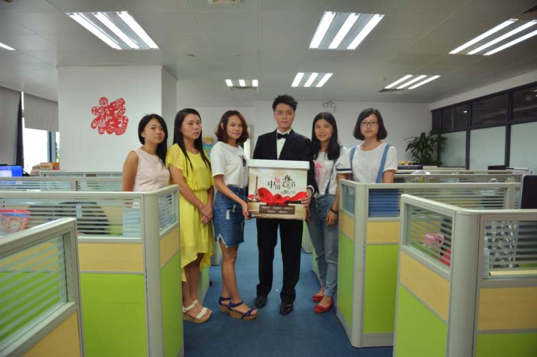 男神驾到!皮阿诺璀璨8.8中国丈夫节_中国经济